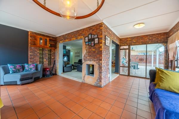 4 Bedroom Double-Storey Home with Sea Views, Pool and Borehole for Sale in Wavecrest, Jeffreys Bay