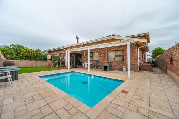 4 Bedroom Double-Storey Home with Sea Views, Pool and Borehole for Sale in Wavecrest, Jeffreys Bay