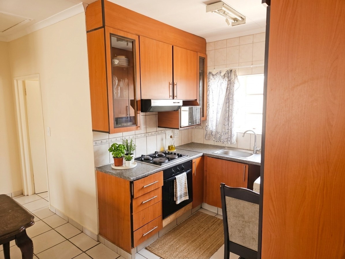 Upstairs 2 Bedroom Apartment For Sale in Meredale, Johannesburg