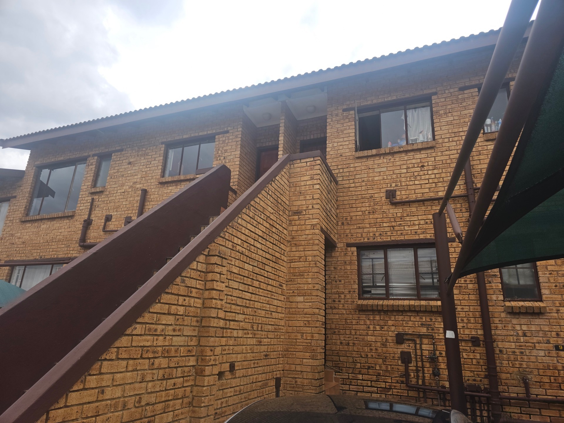 Upstairs 2 Bedroom Apartment For Sale in Meredale, Johannesburg