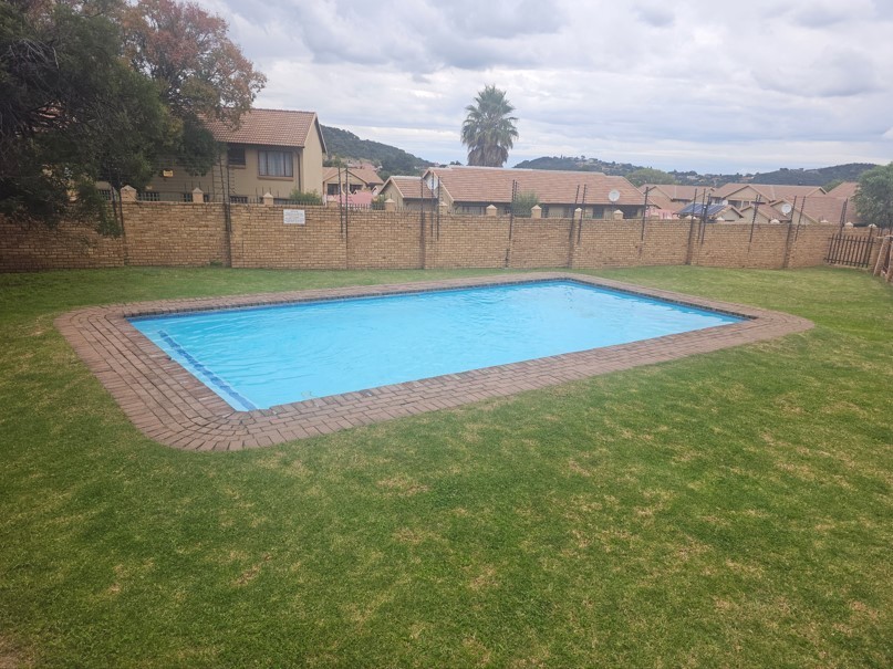 Upstairs 2 Bedroom Apartment For Sale in Meredale, Johannesburg