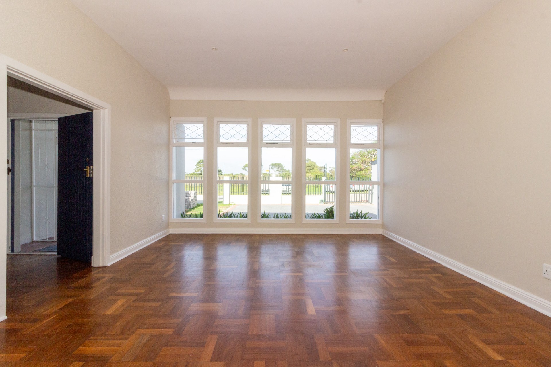 Freshly Renovated 150 sqm Office Space To Let in Mill Park