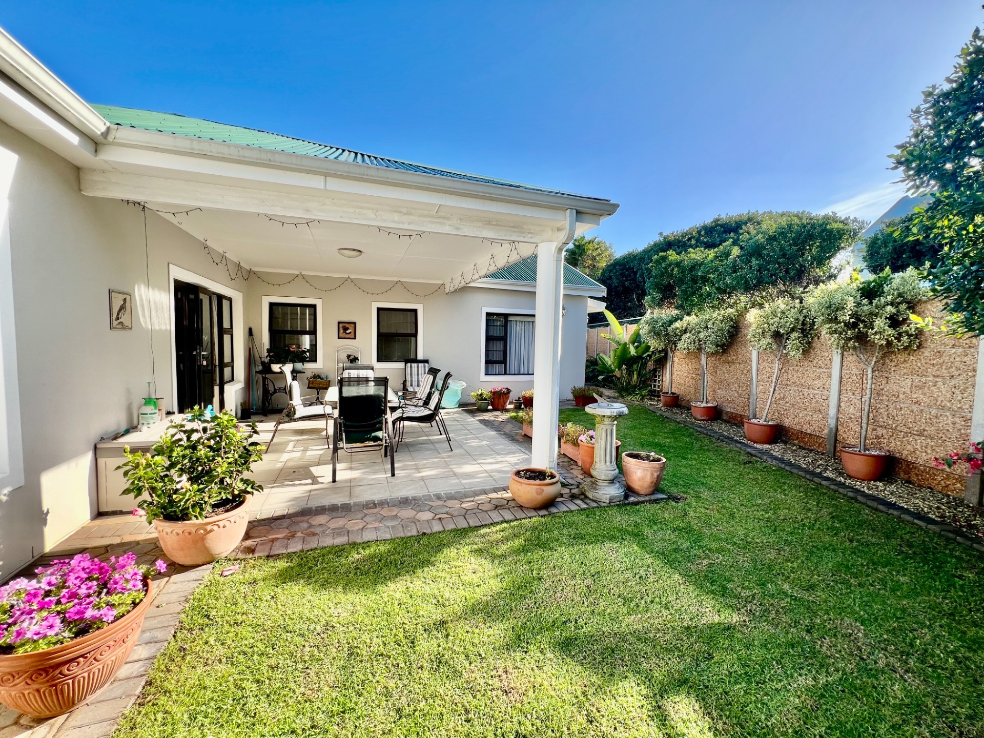 IMMACULATE HOME WITH MATURE GARDEN IN BERRISFORD PLACE.