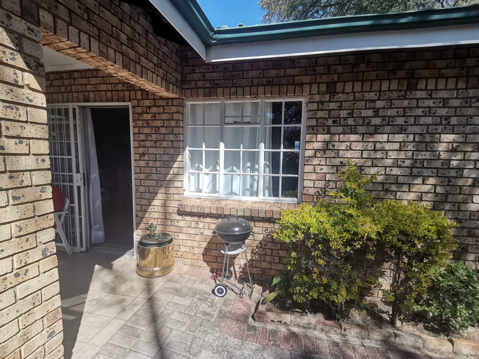 Stunning 2 bedroom unit in retirement village for sale.