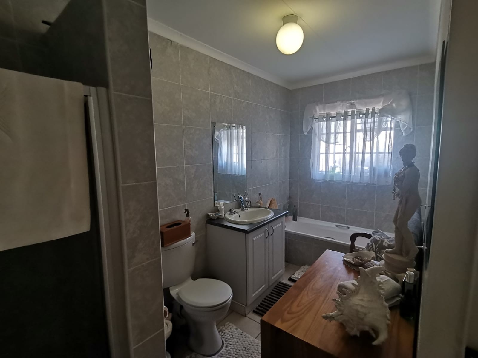 Stunning 2 bedroom unit in retirement village for sale.