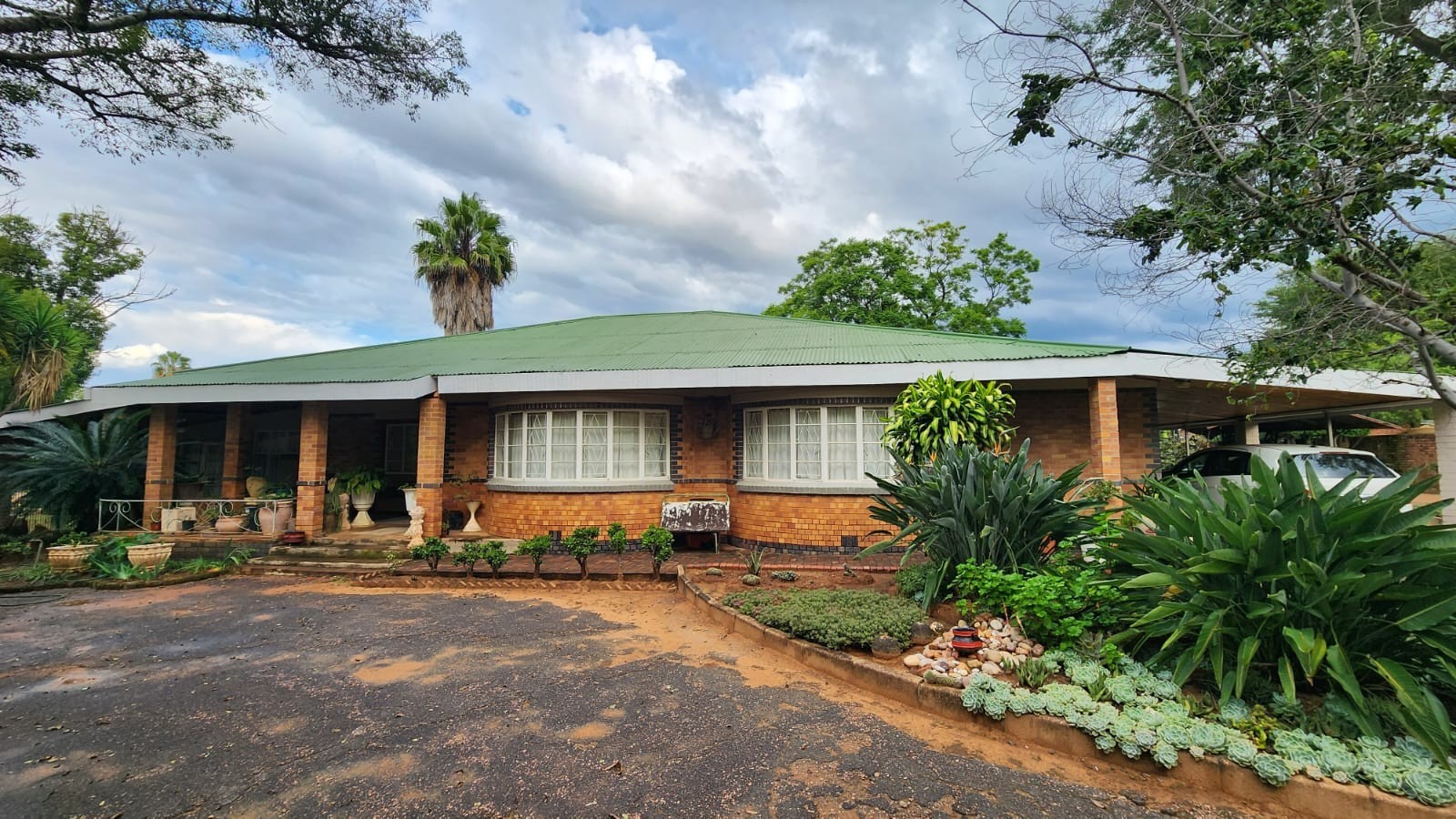 4 Bedroom House with One Bedroom Flat For Sale in Modimolle