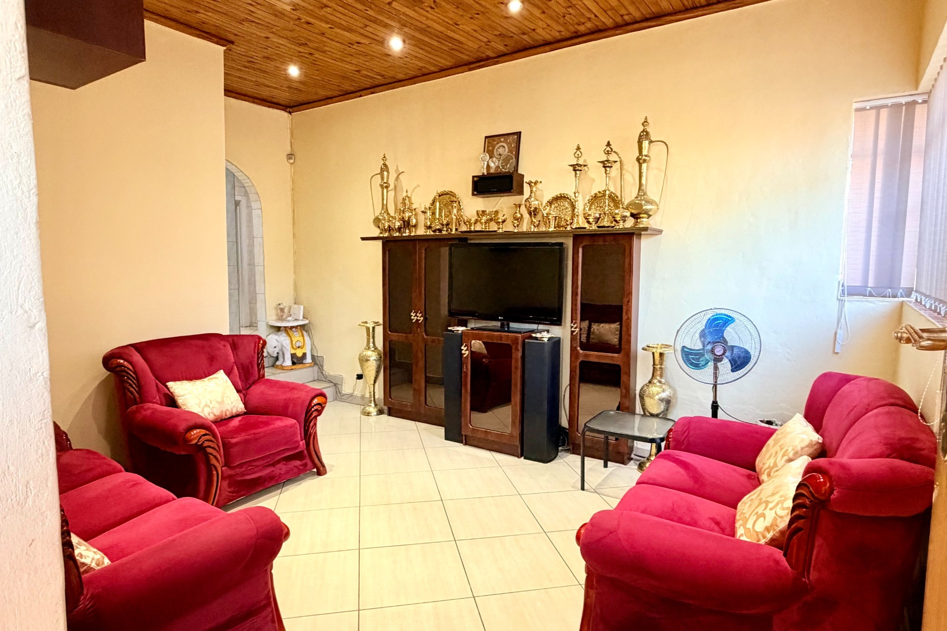 Stunning 4 Bedroom Family Home with 2 Bachelor Flats in Regents Park