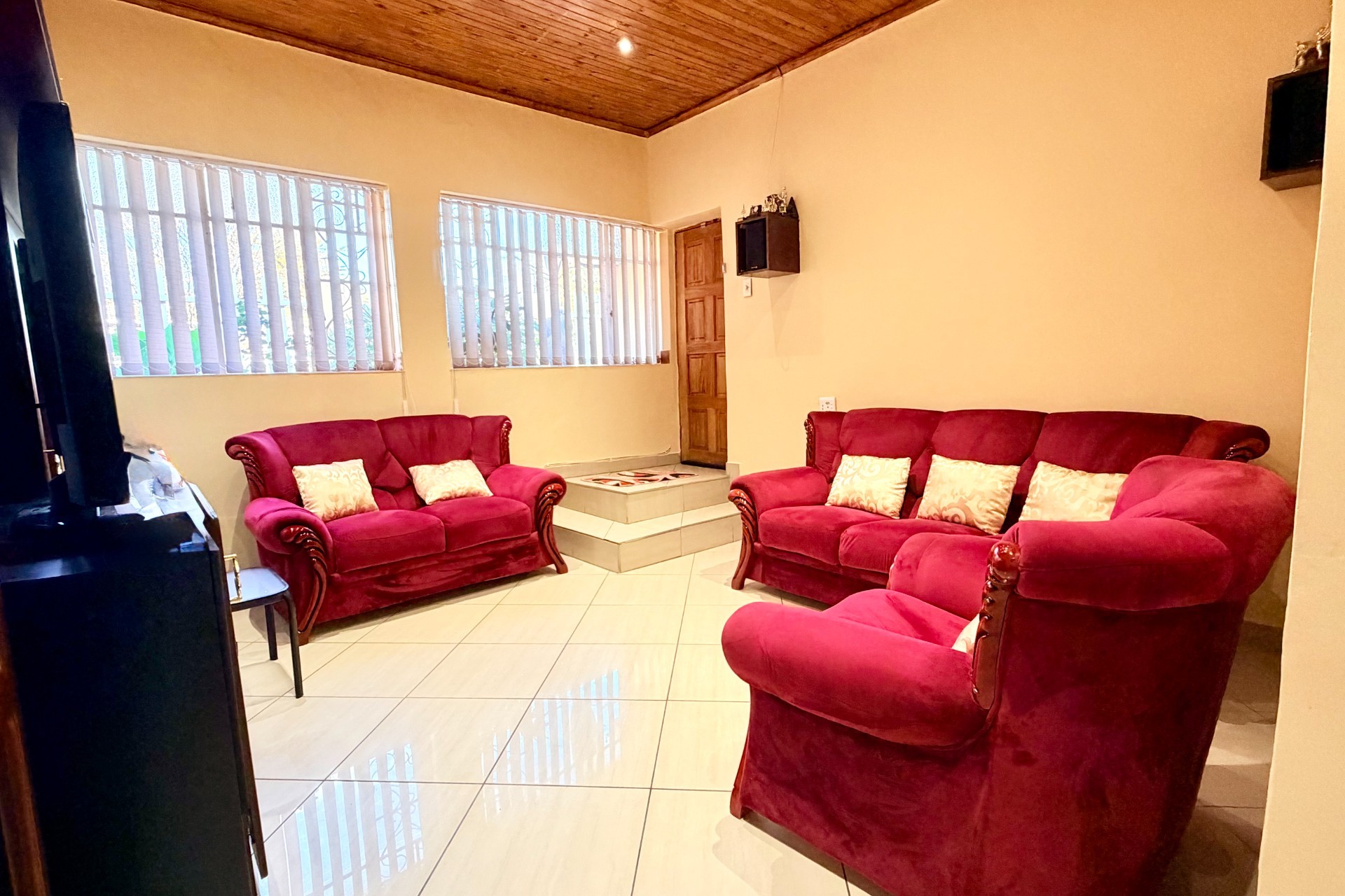 Stunning 4 Bedroom Family Home with 2 Bachelor Flats in Regents Park