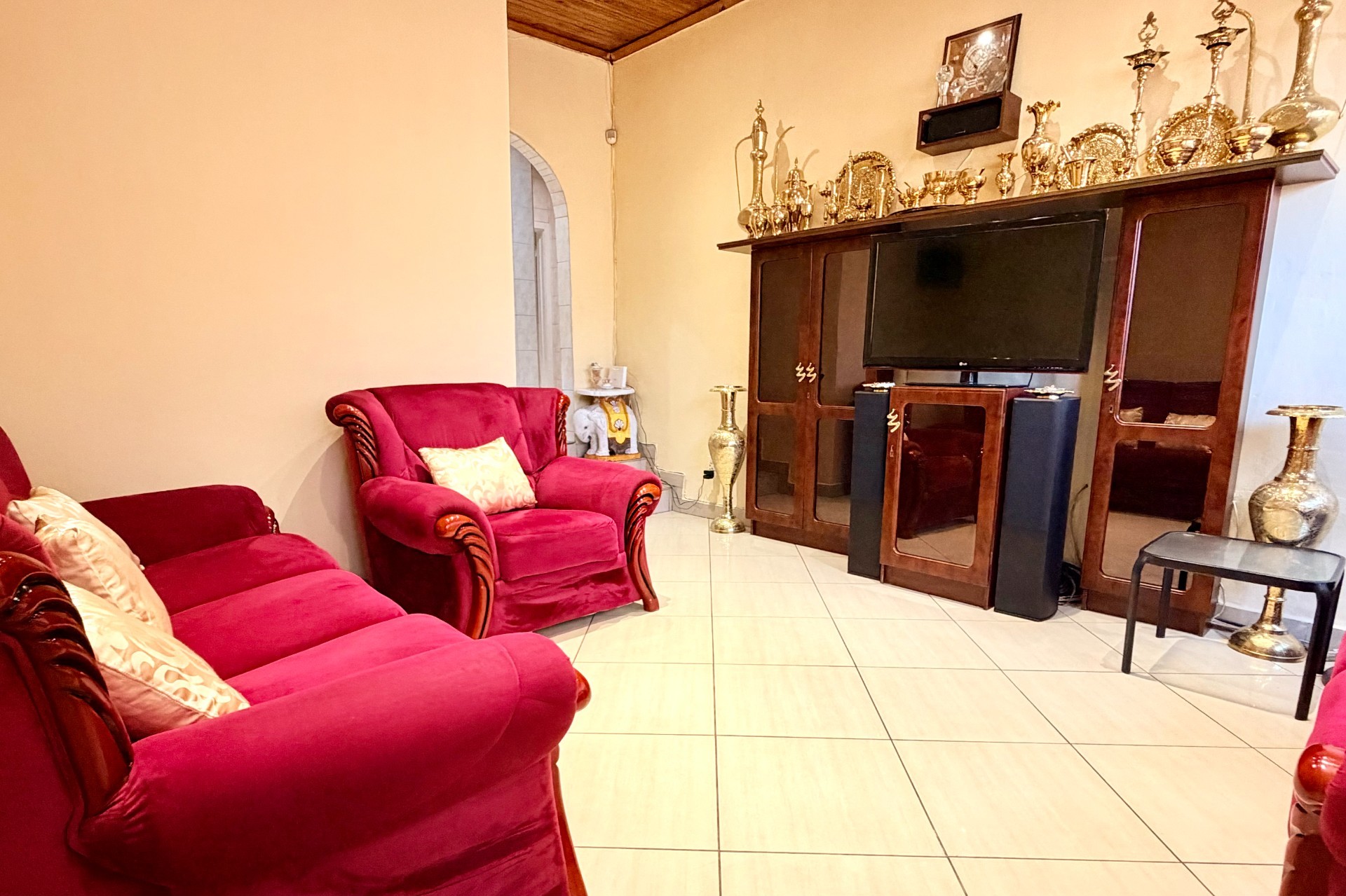 Stunning 4 Bedroom Family Home with 2 Bachelor Flats in Regents Park