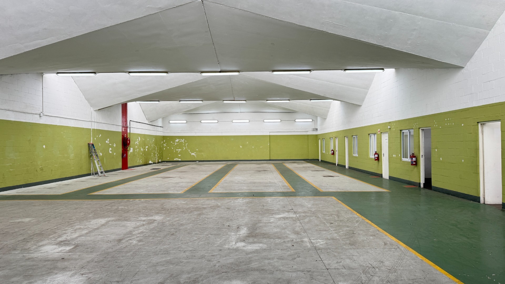 912m² | Neat and Secure Industrial Unit To Let in Beaconvale, Cape Town