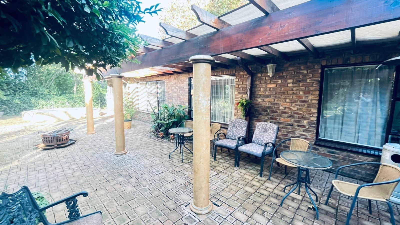 Luxury Country Living in the City - Small Holding in Bluehills AH for Sale