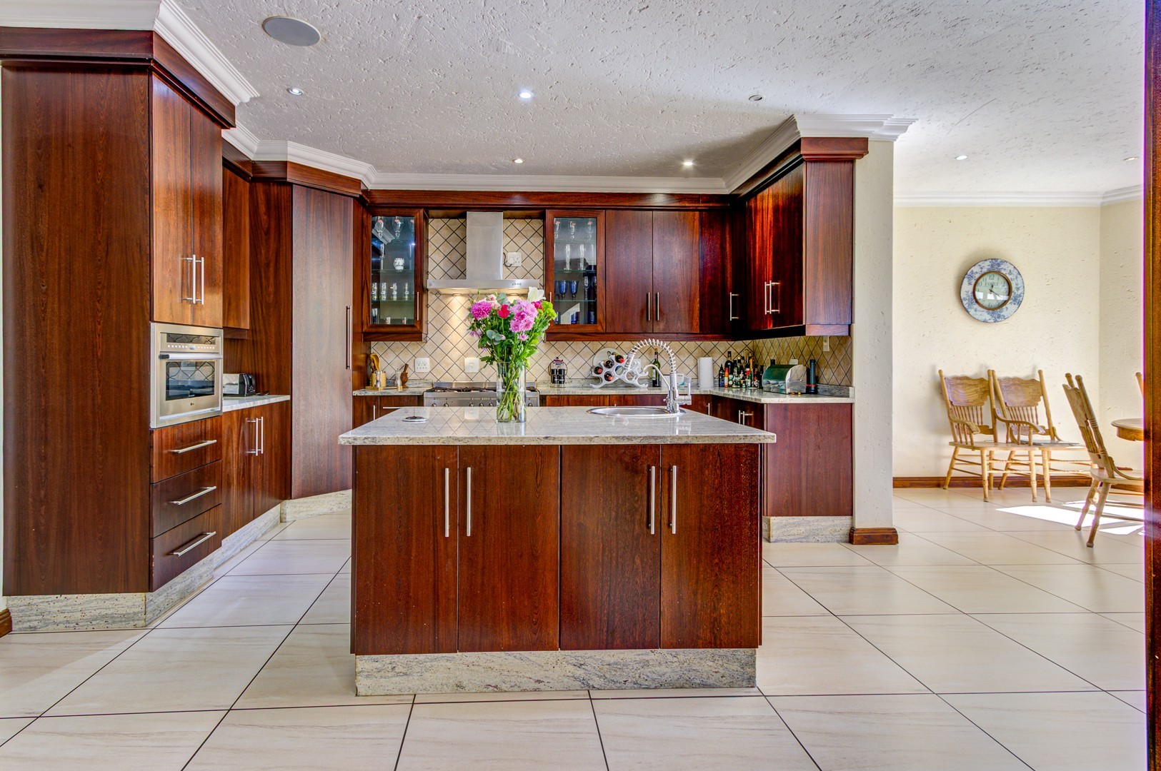 Large, luxury house on a hectare stand in an exclusive Equestrian Estate