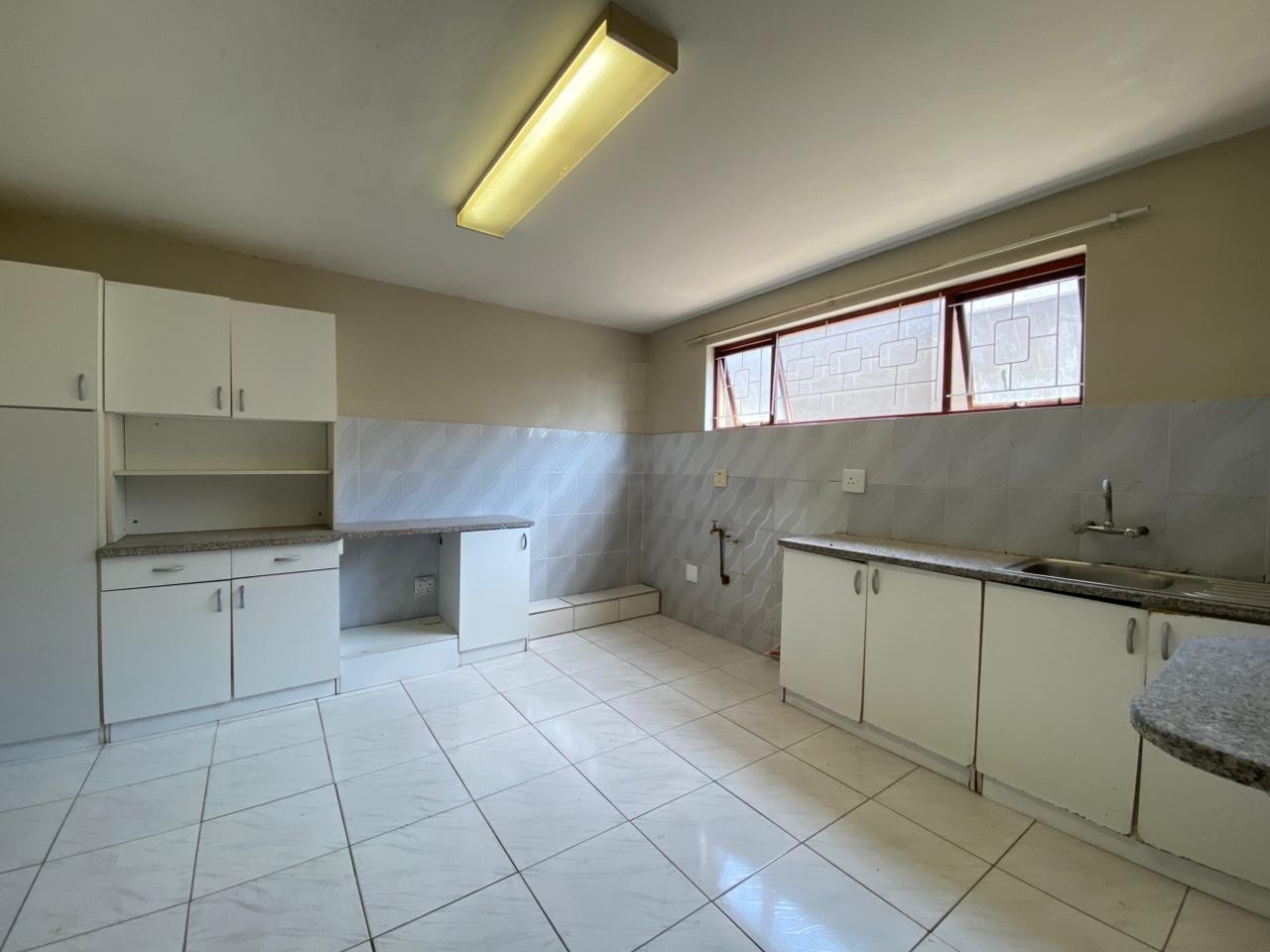 Spacious 2-Bedroom Apartment - Rapson Road, Northdene