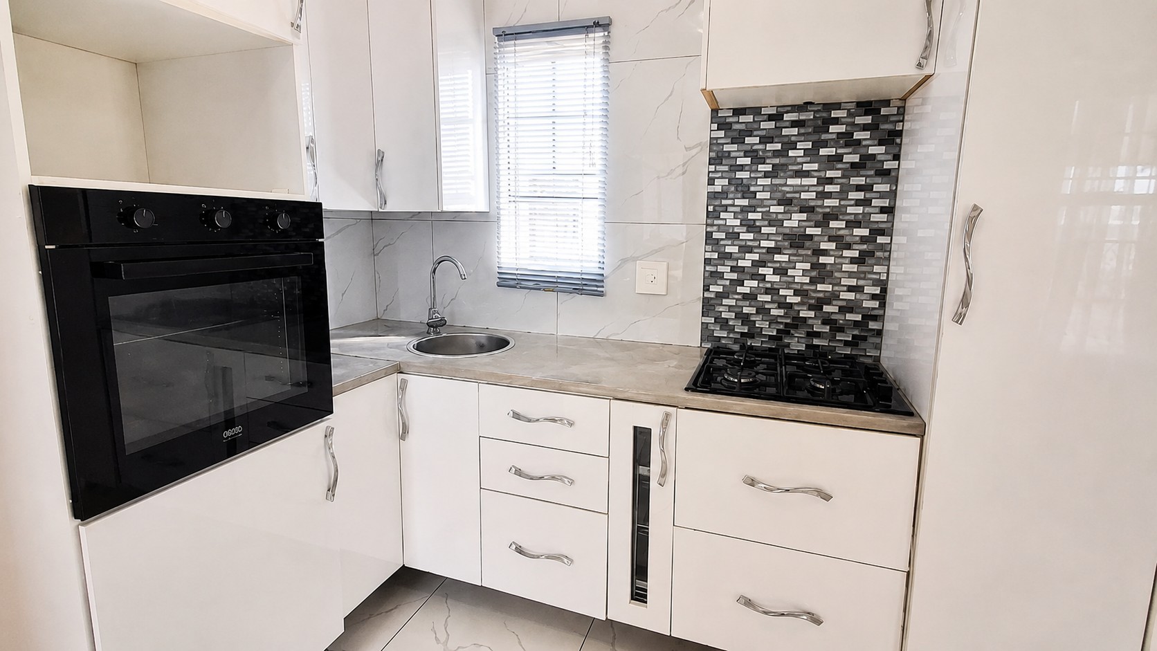 3 bedroom, 2 bathroom House For Sale in South Hills, Johannesburg 4