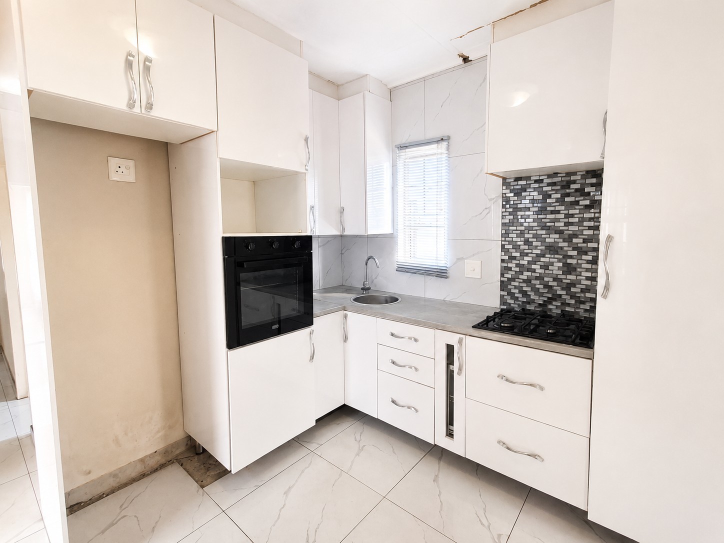 3 bedroom, 2 bathroom House For Sale in South Hills, Johannesburg 3