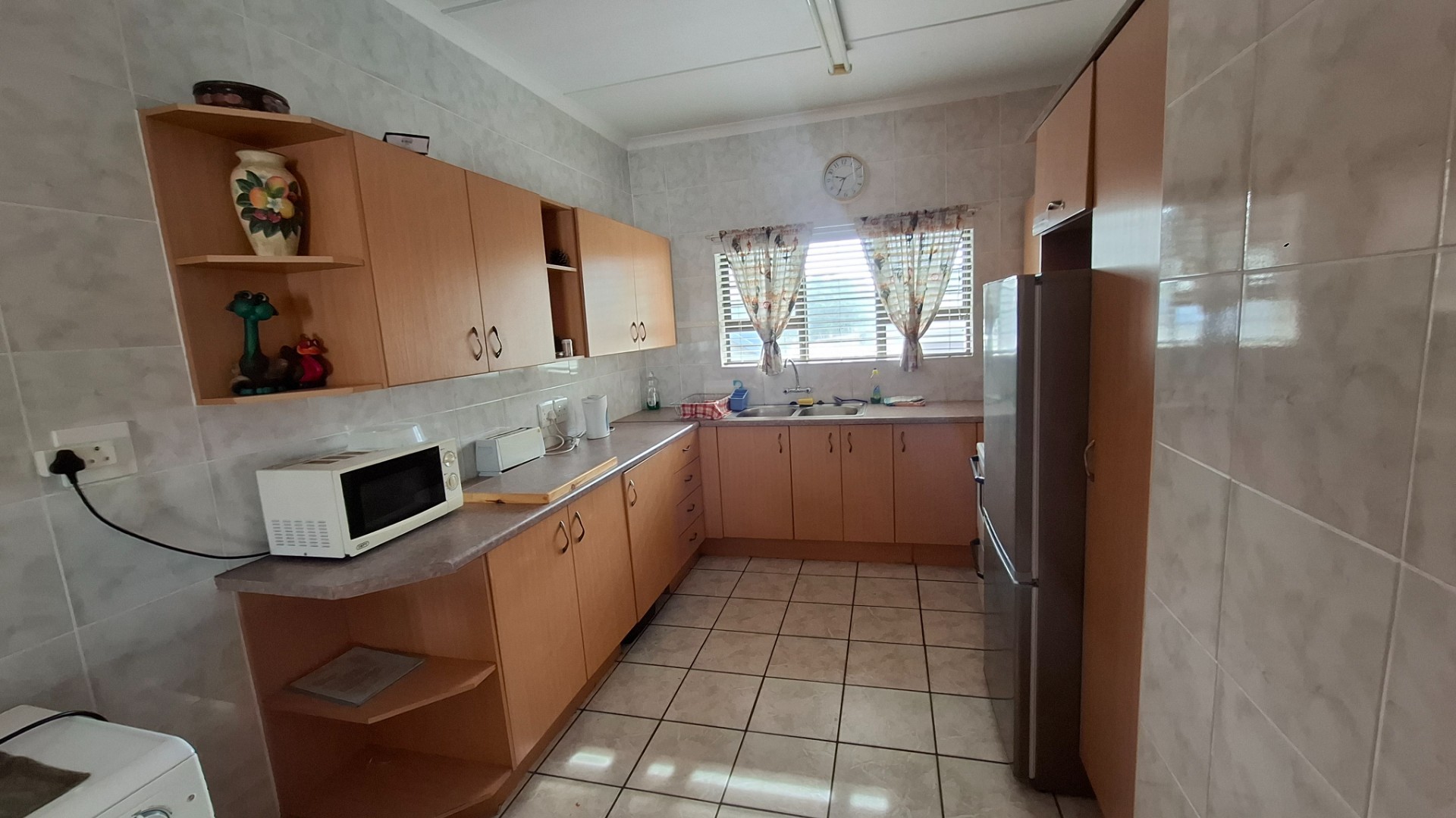 WALK ON THE BEACH, TWO BEDROOM LOCK UP AND GO UNIT