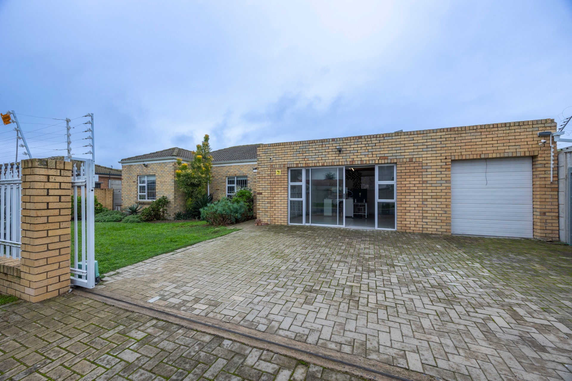 Stylish 3 Bedroom 3 Bathroom Home with Huge Entertainment Lounge and Work-From-Home Space