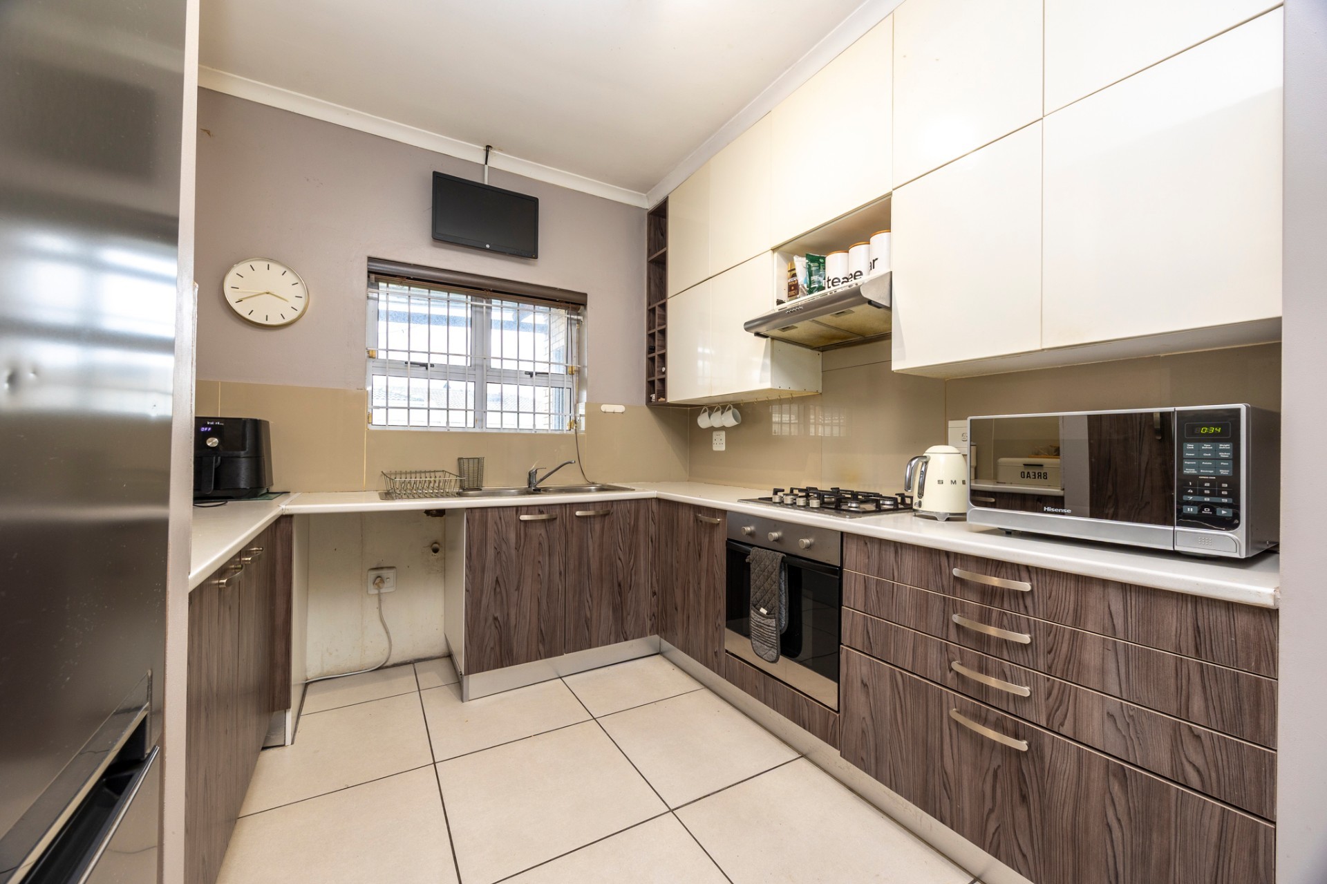 Stylish 3 Bedroom 3 Bathroom Home with Huge Entertainment Lounge and Work-From-Home Space