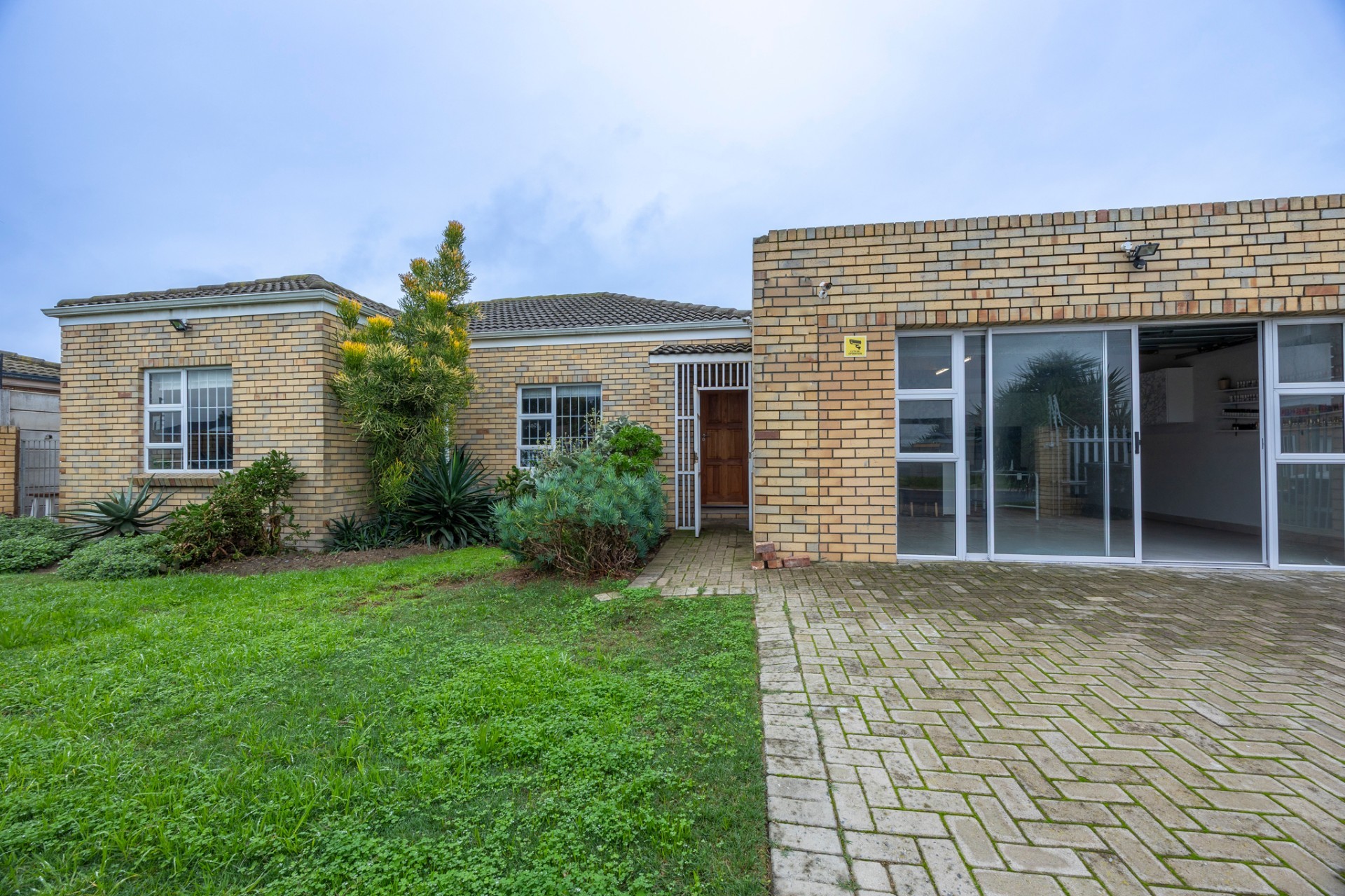 Stylish 3 Bedroom 3 Bathroom Home with Huge Entertainment Lounge and Work-From-Home Space