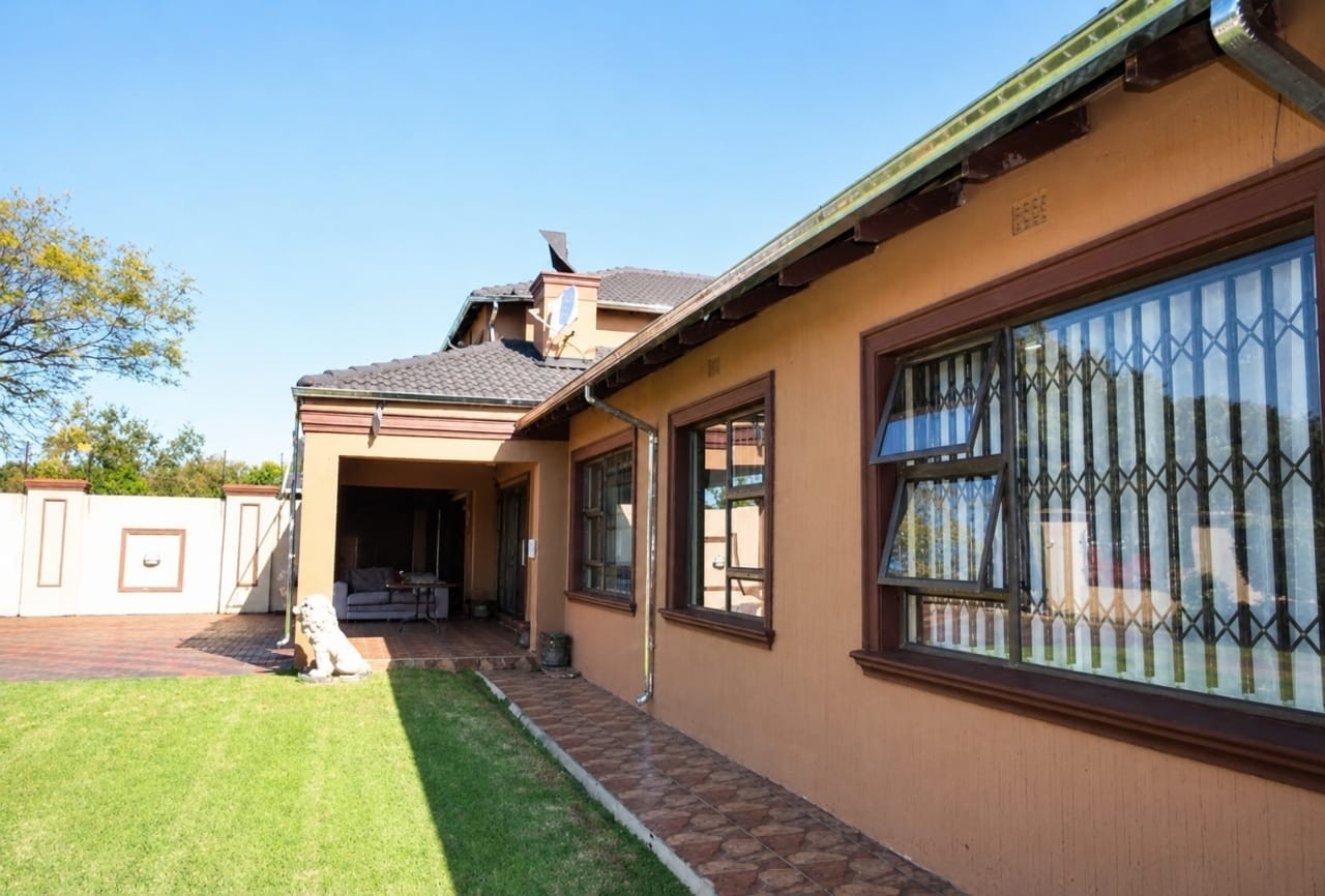 Charming 9-Bedroom Investment Home in a Prime Location!