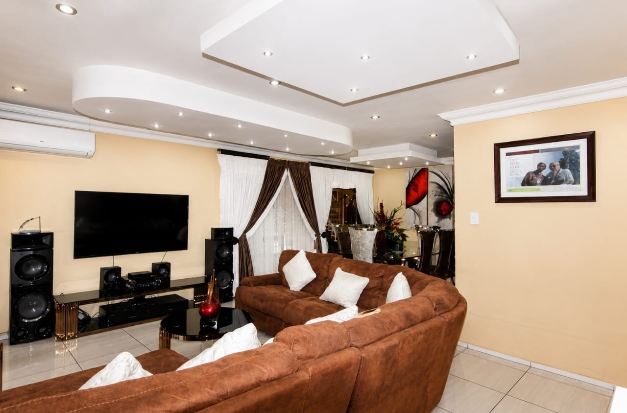 Charming 9-Bedroom Investment Home in a Prime Location!
