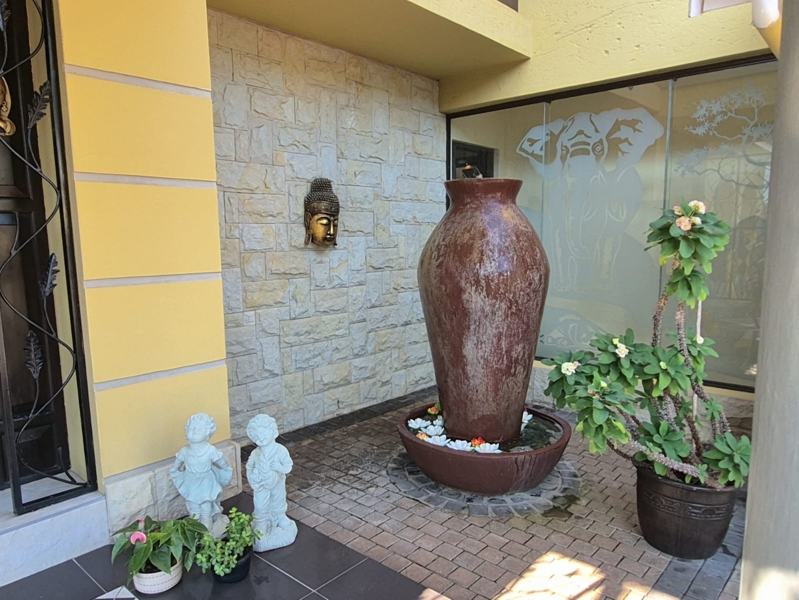 LUXURY CONTEMPORARY FAMILY HOME IN PRESTIGIOUS SETTING