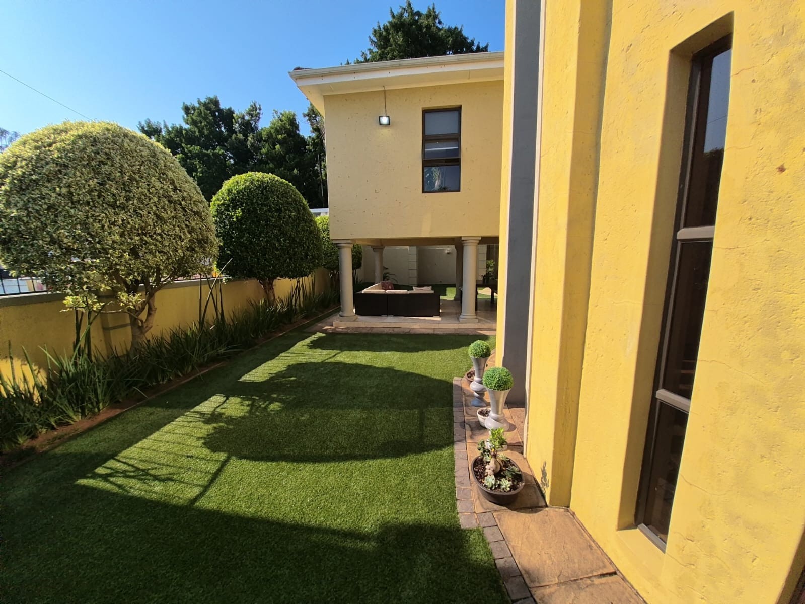 LUXURY CONTEMPORARY FAMILY HOME IN PRESTIGIOUS SETTING