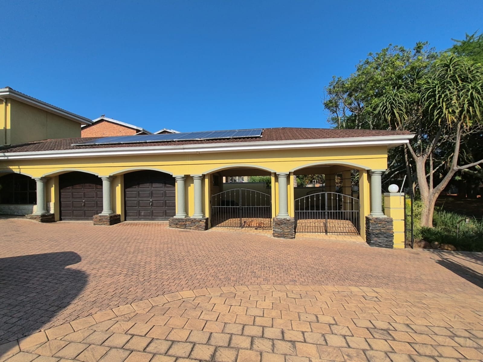 LUXURY CONTEMPORARY FAMILY HOME IN PRESTIGIOUS SETTING