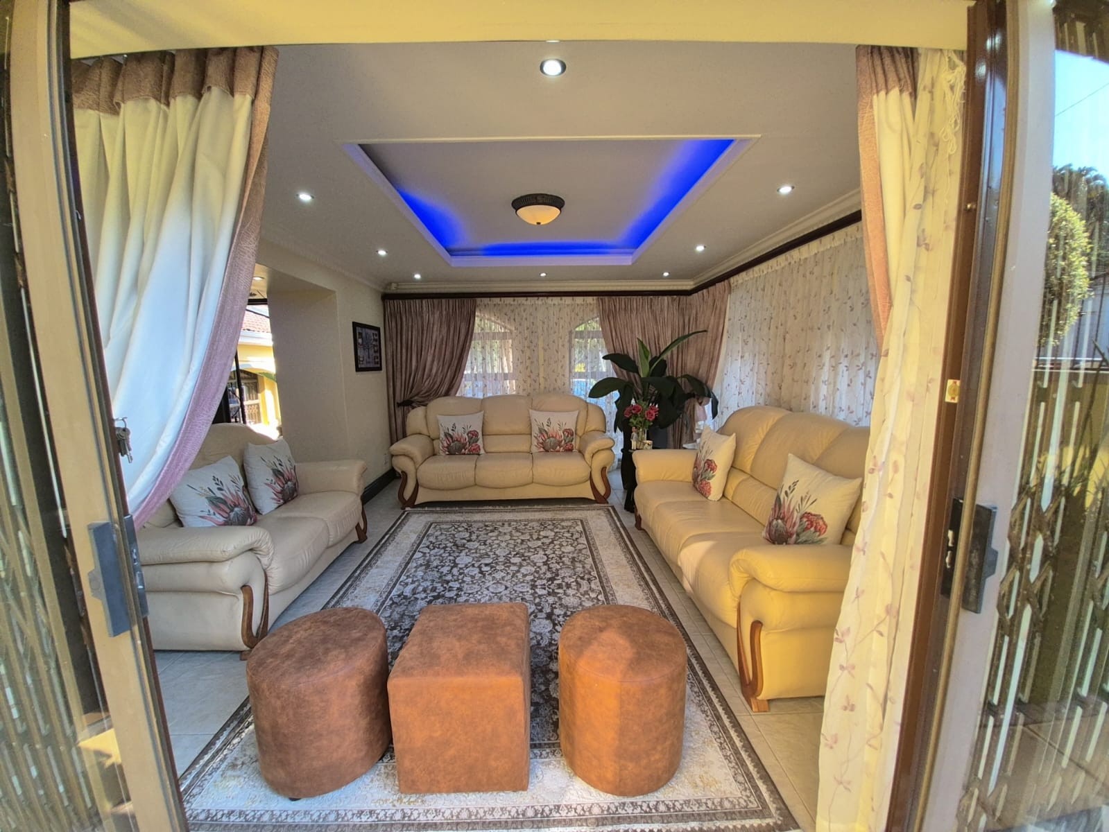 LUXURY CONTEMPORARY FAMILY HOME IN PRESTIGIOUS SETTING