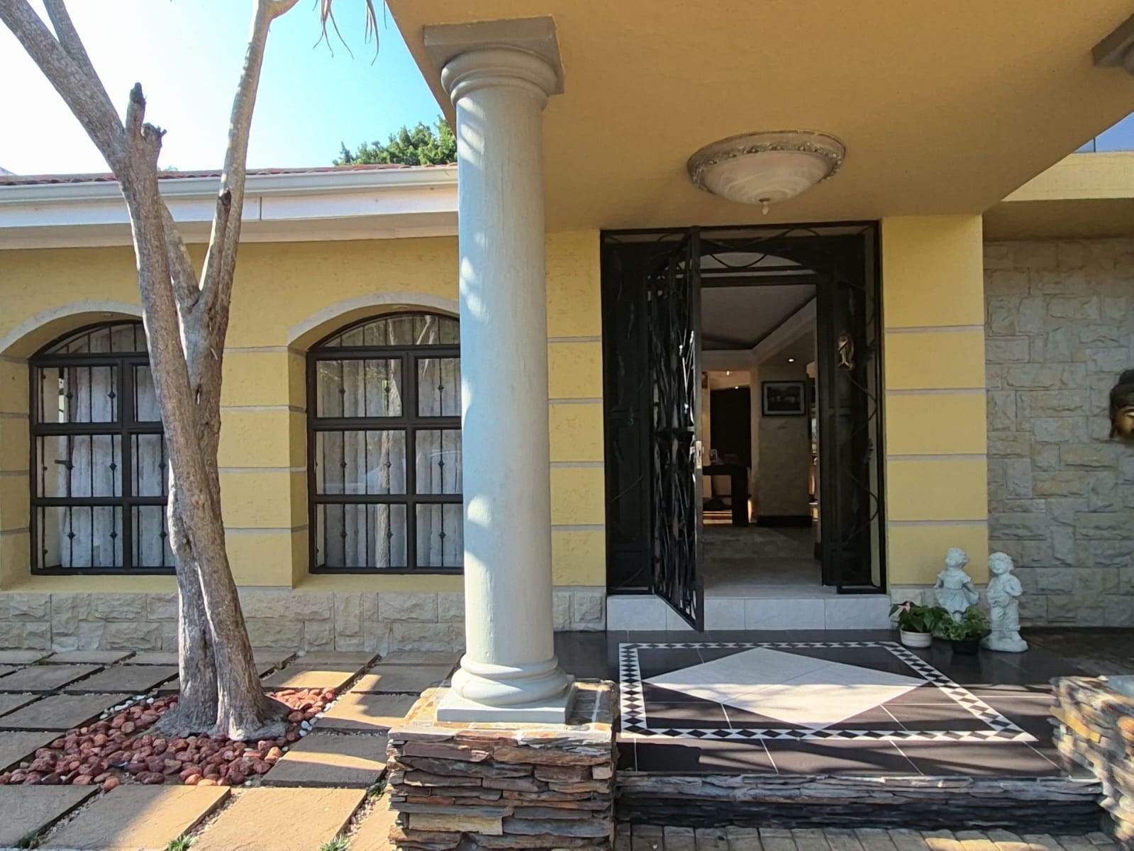 LUXURY CONTEMPORARY FAMILY HOME IN PRESTIGIOUS SETTING