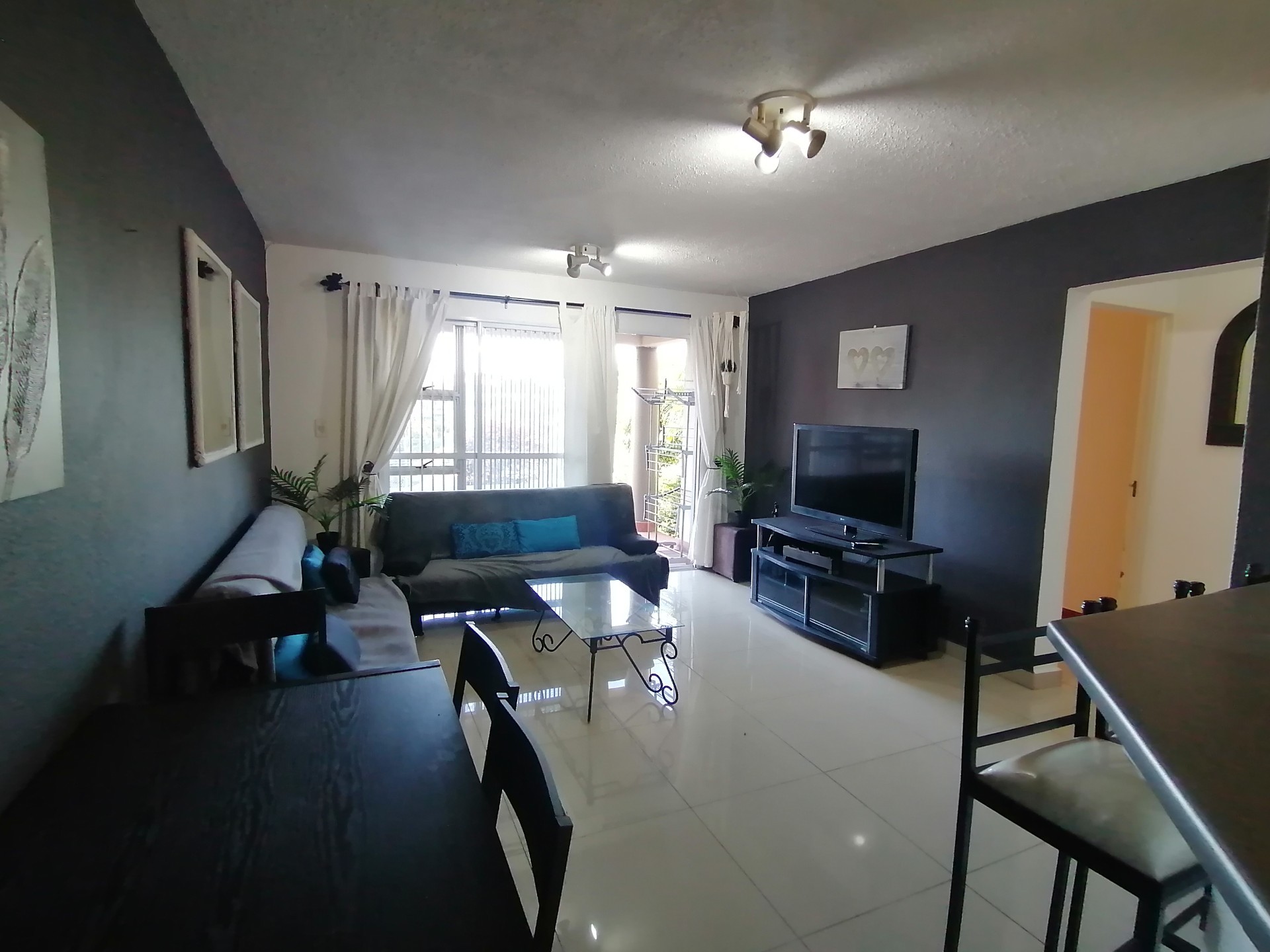 Uvongo Beach. 2 bed apartment in sought after complex