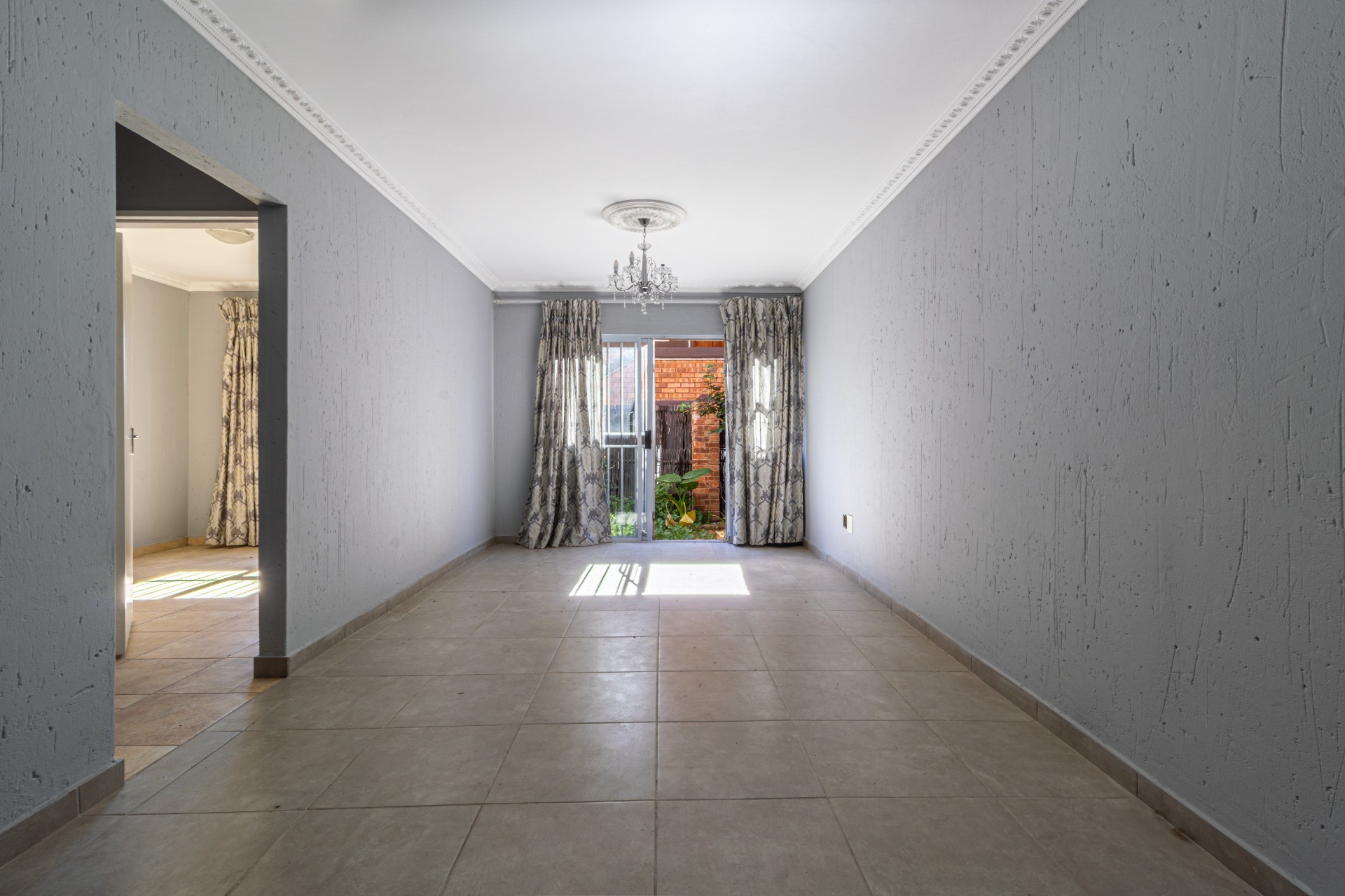 Beautifully Maintained Ground Floor Apartment in Prime Setting