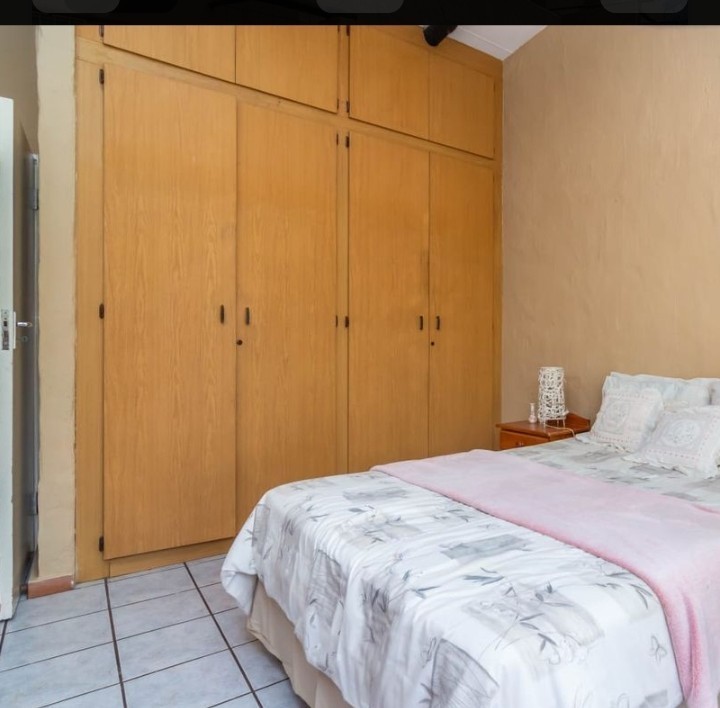 Townhouse For Sale in Roodekrans, Roodepoort