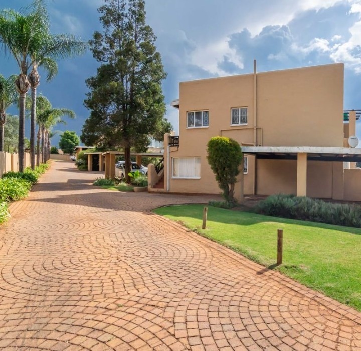 Townhouse For Sale in Roodekrans, Roodepoort