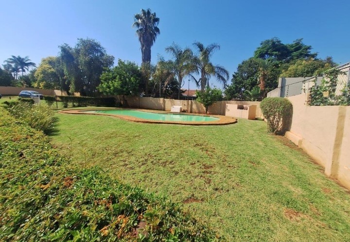 Townhouse For Sale in Roodekrans, Roodepoort