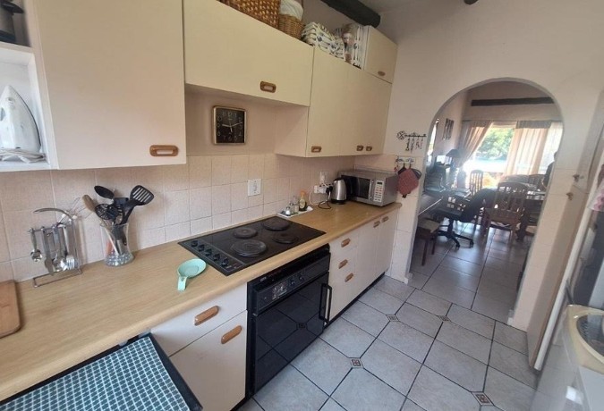 Townhouse For Sale in Roodekrans, Roodepoort