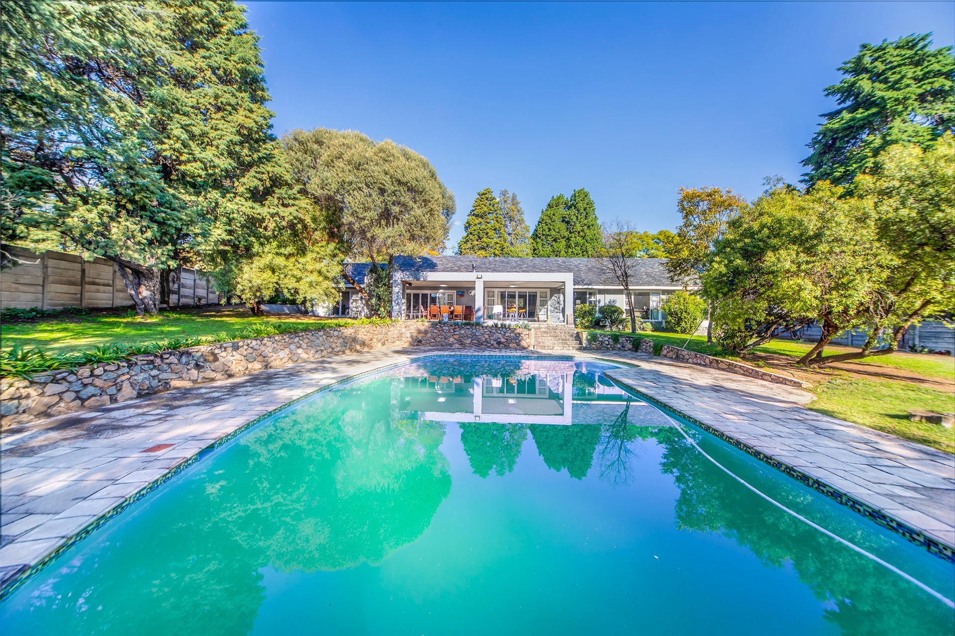 Easy Living Morningside Gem On A Large Stand