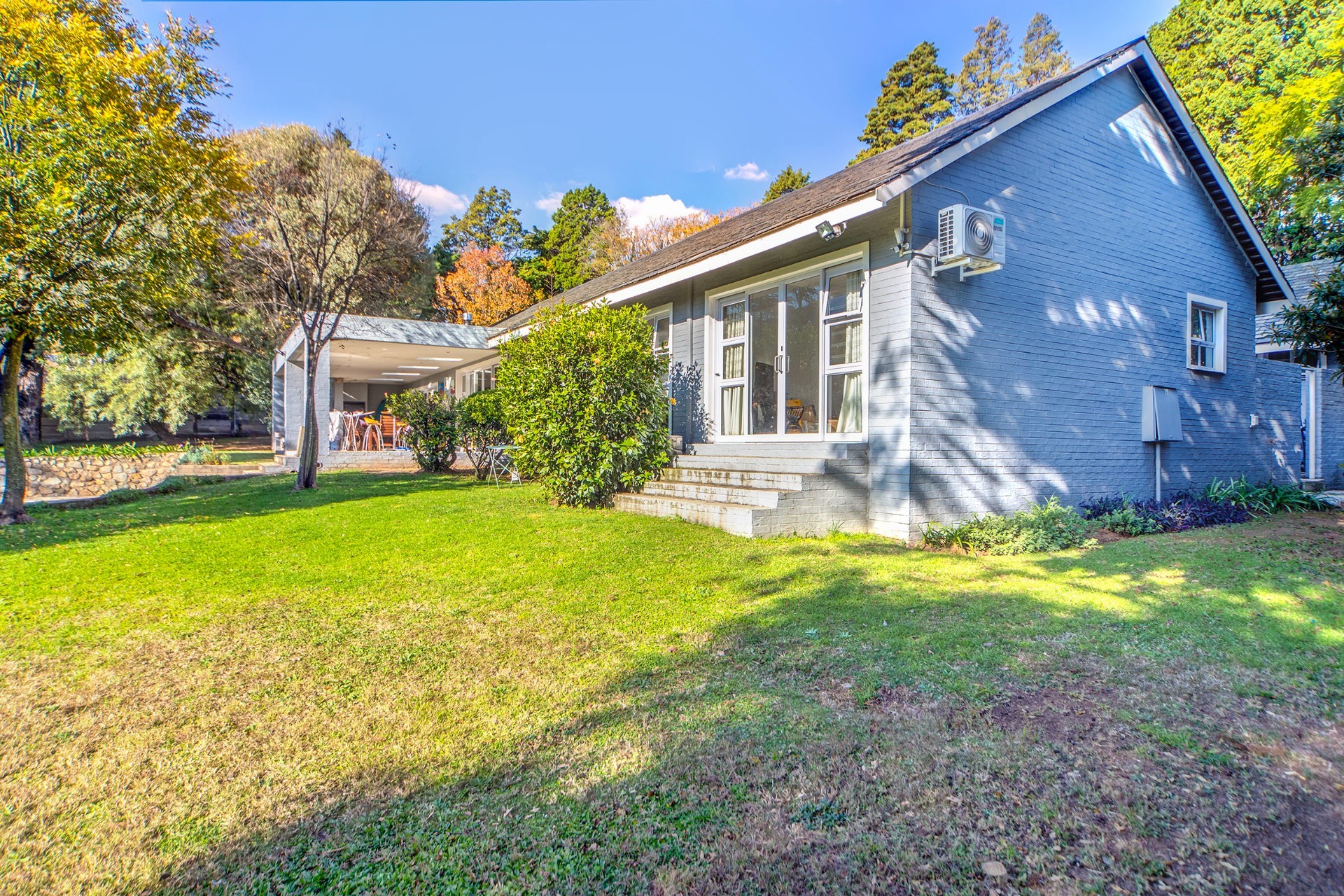 Easy Living Morningside Gem On A Large Stand