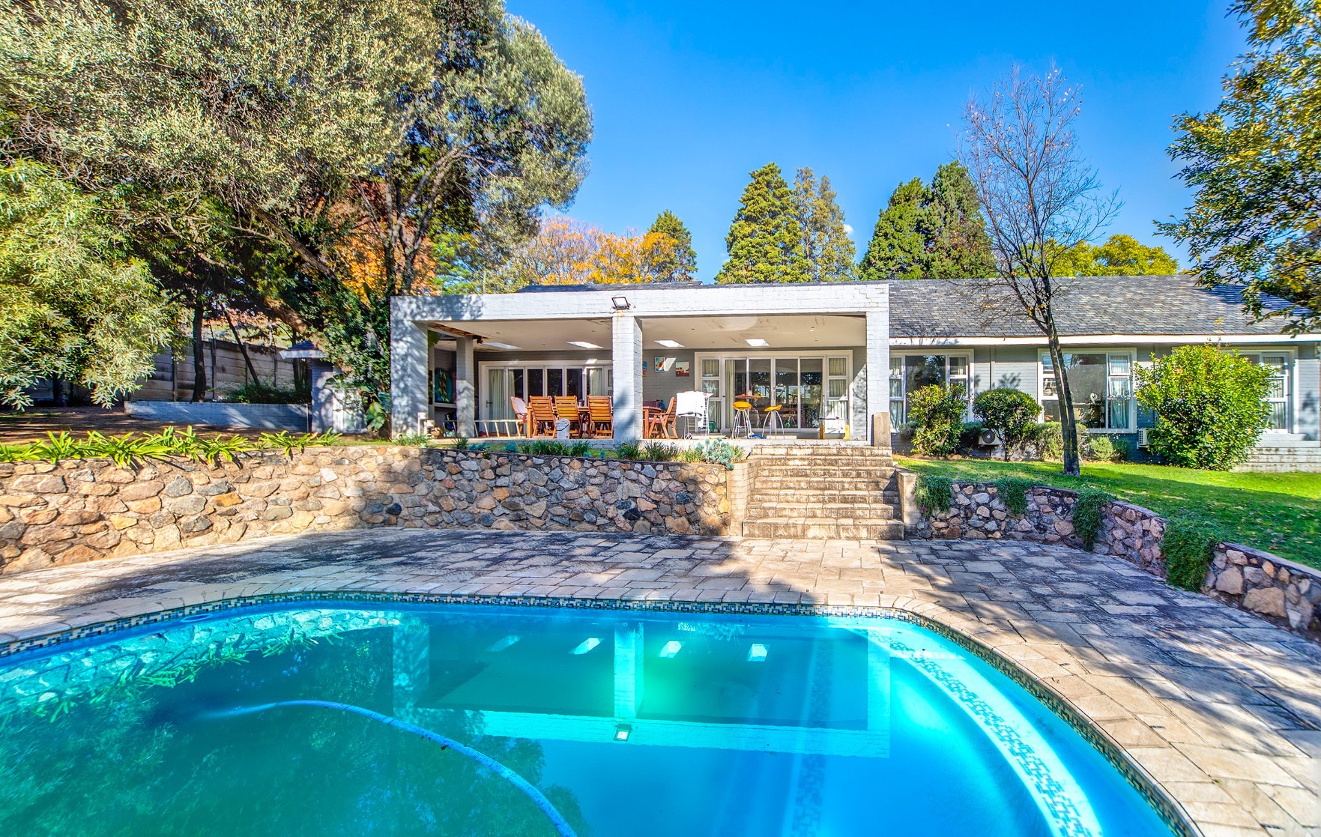 Easy Living Morningside Gem On A Large Stand