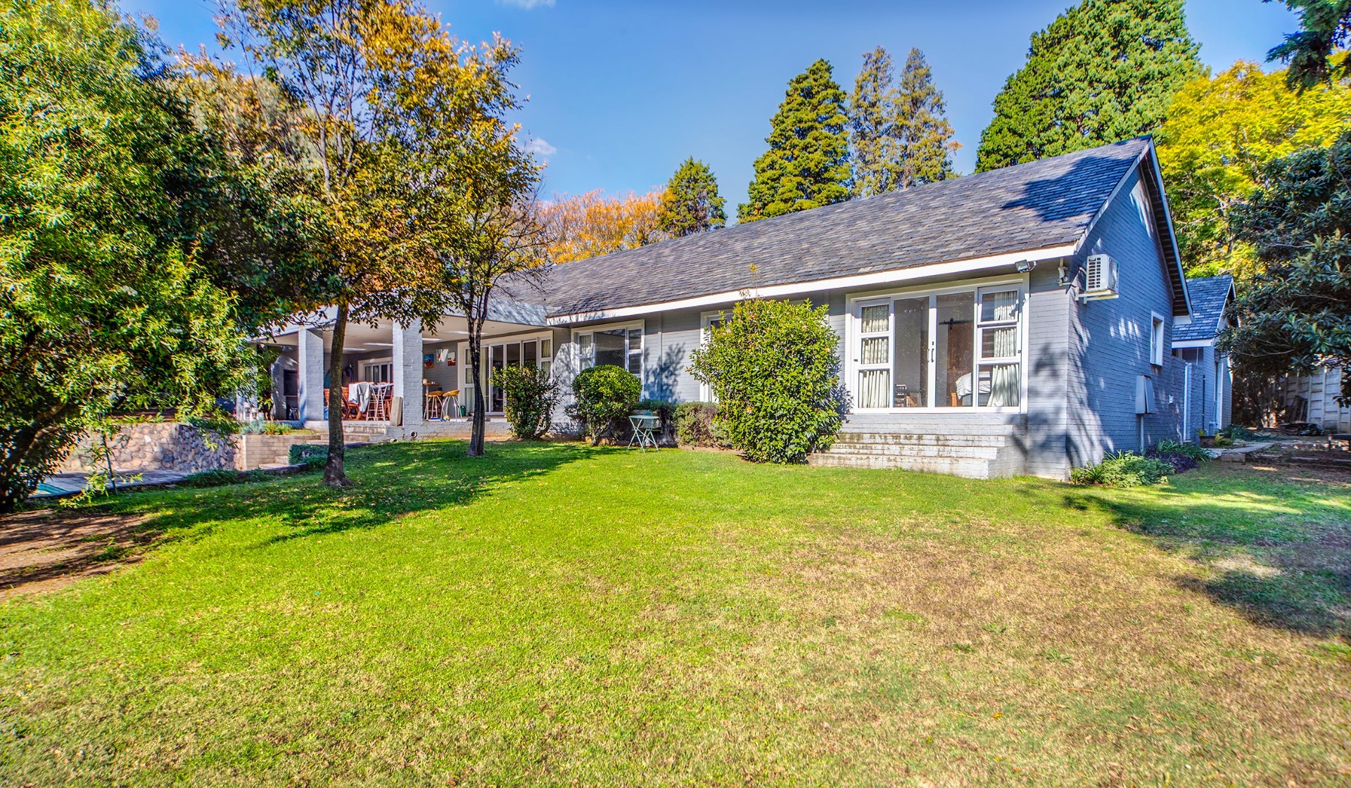 Easy Living Morningside Gem On A Large Stand