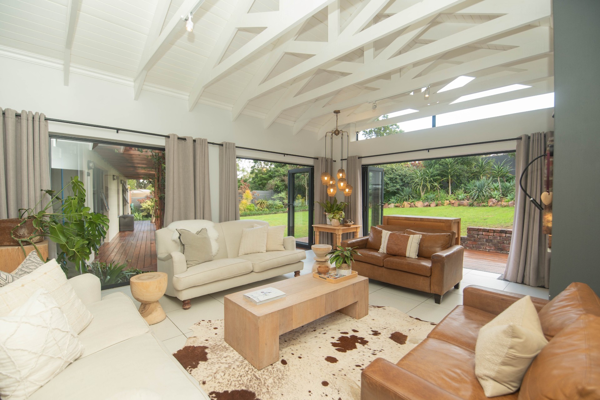 Gorgeous 3 Bedroom Home with Flat in Linkside