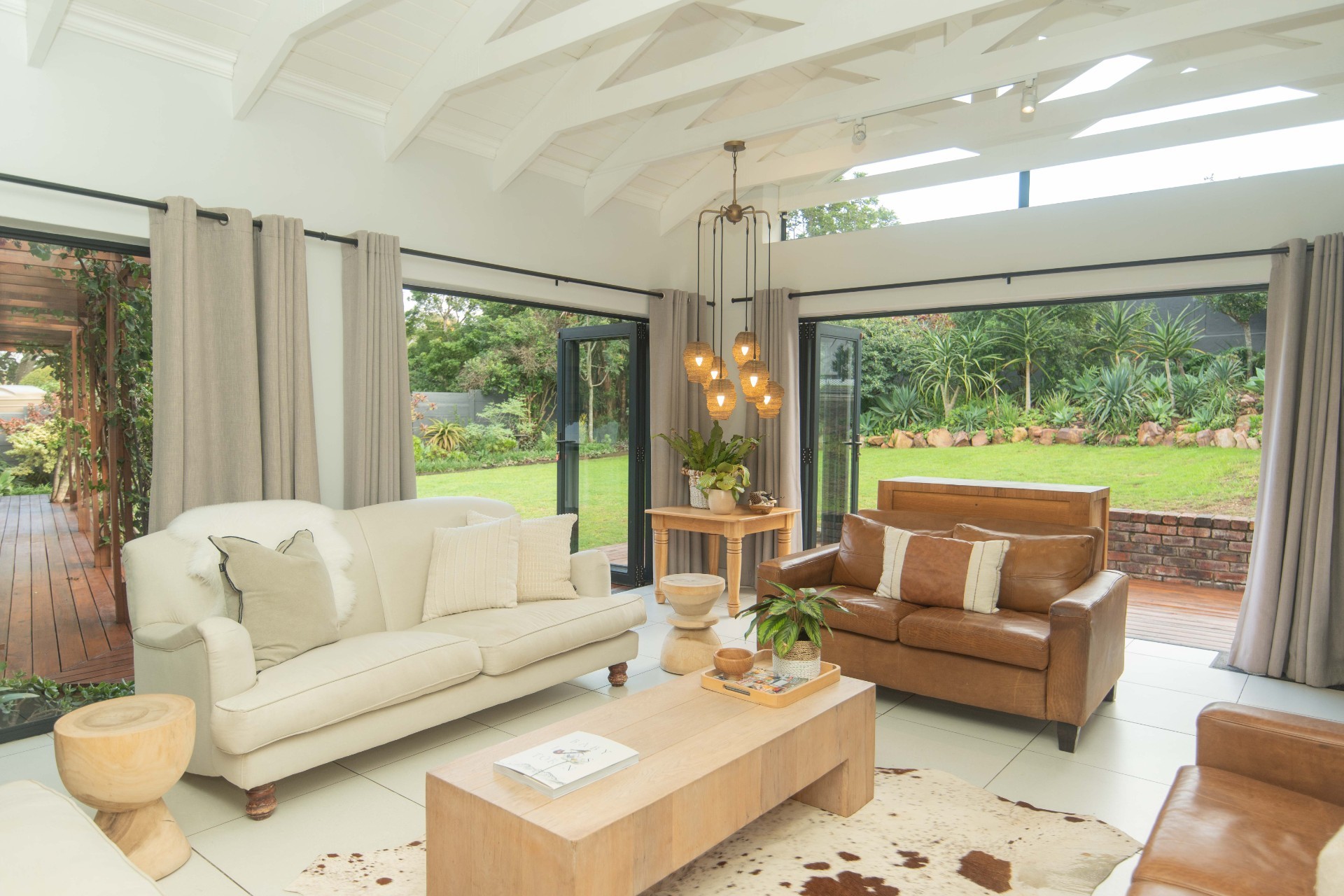 Gorgeous 3 Bedroom Home with Flat in Linkside