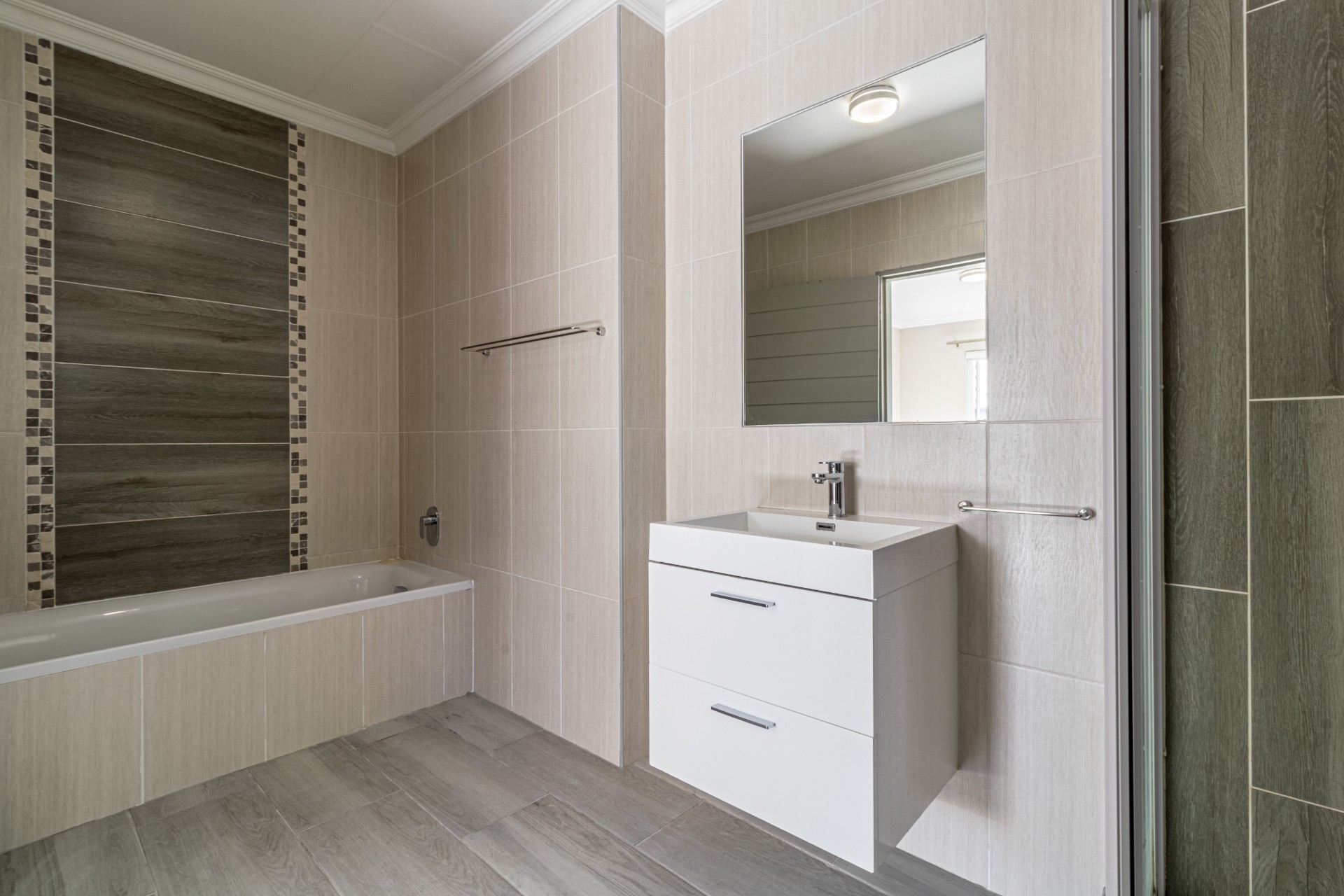 3Bedroom Apartment in Broadacres Sought After Estate
