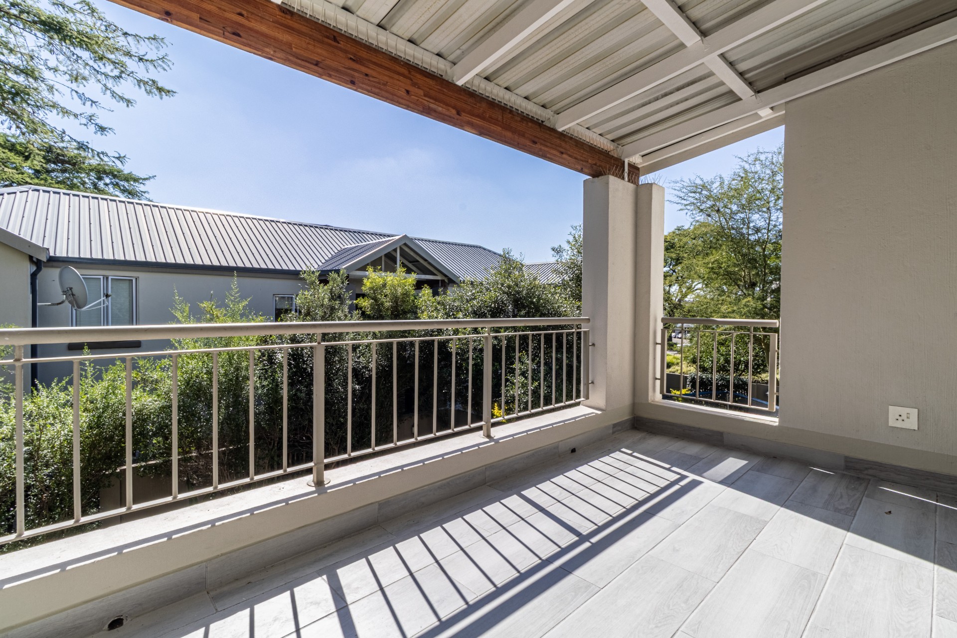 3Bedroom Apartment in Broadacres Sought After Estate