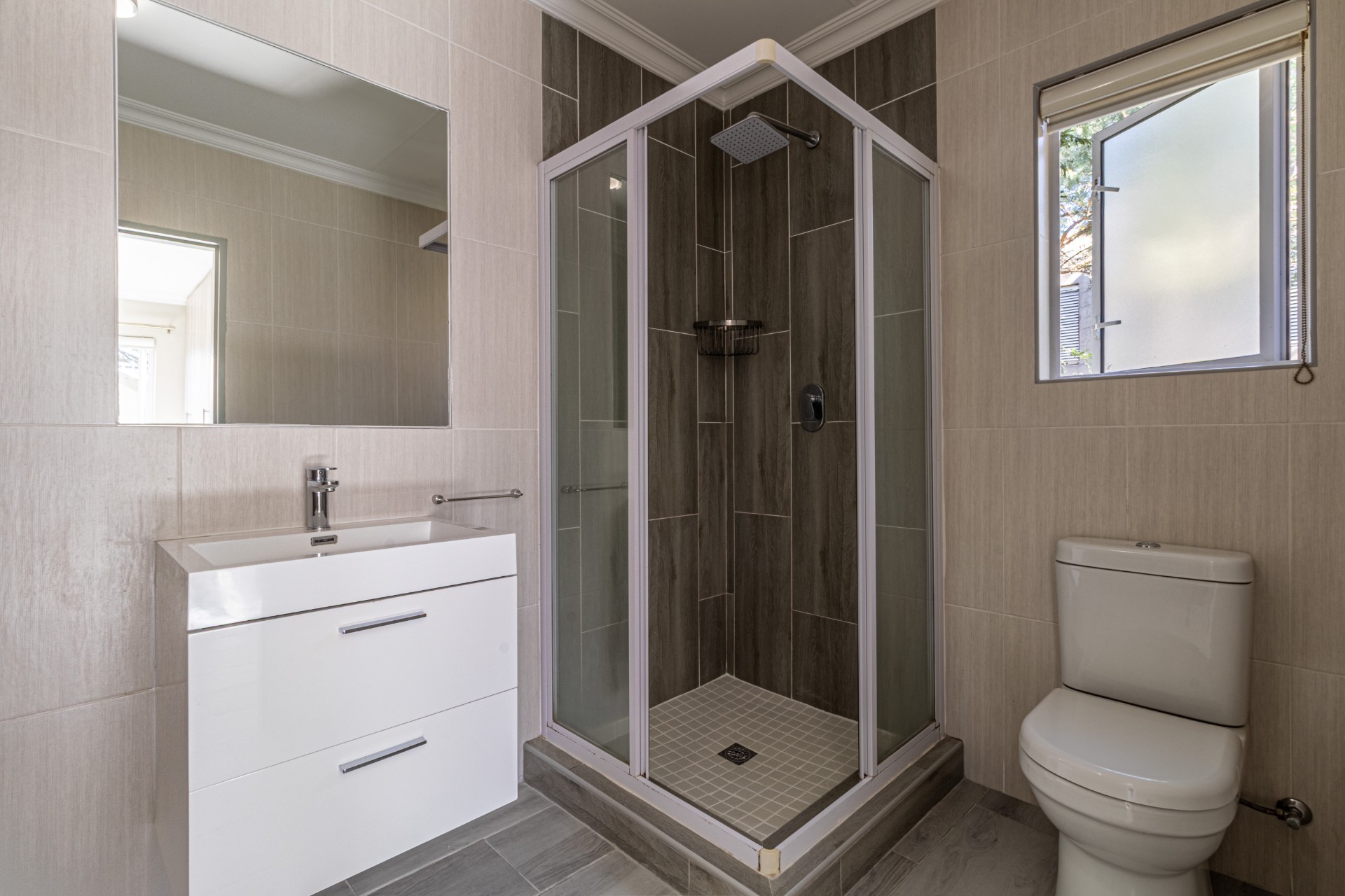 3Bedroom Apartment in Broadacres Sought After Estate