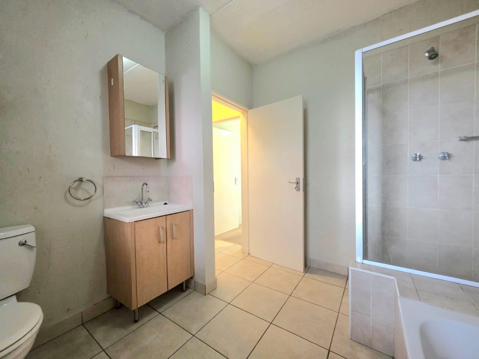 Investors Dream. North-Facing Ground Floor Gem In Douglasgate Estate, Douglasdale, Sandton