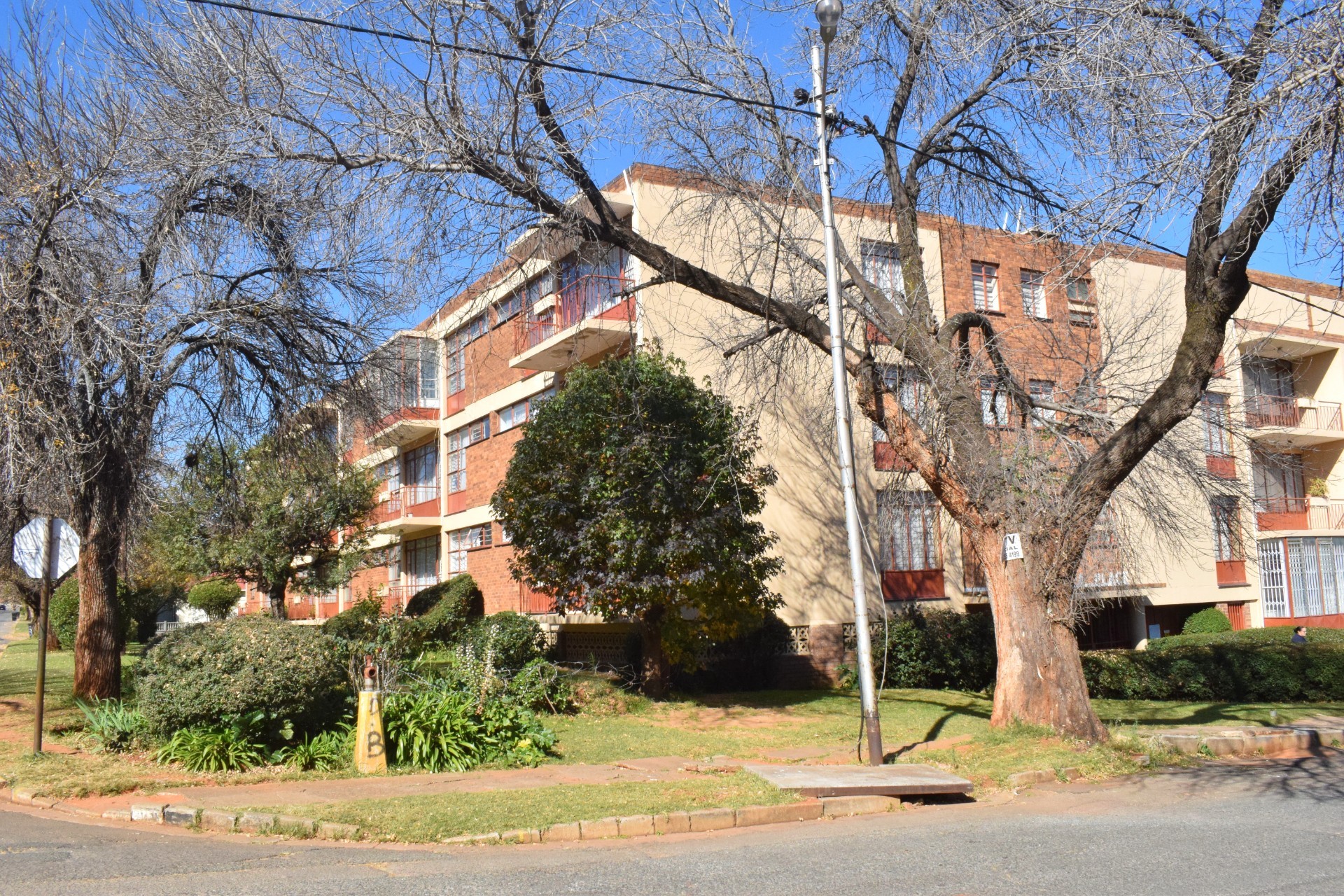 Large 2 Bedroom 1 Bathroom Apartment For Sale in Florida, Roodepoort