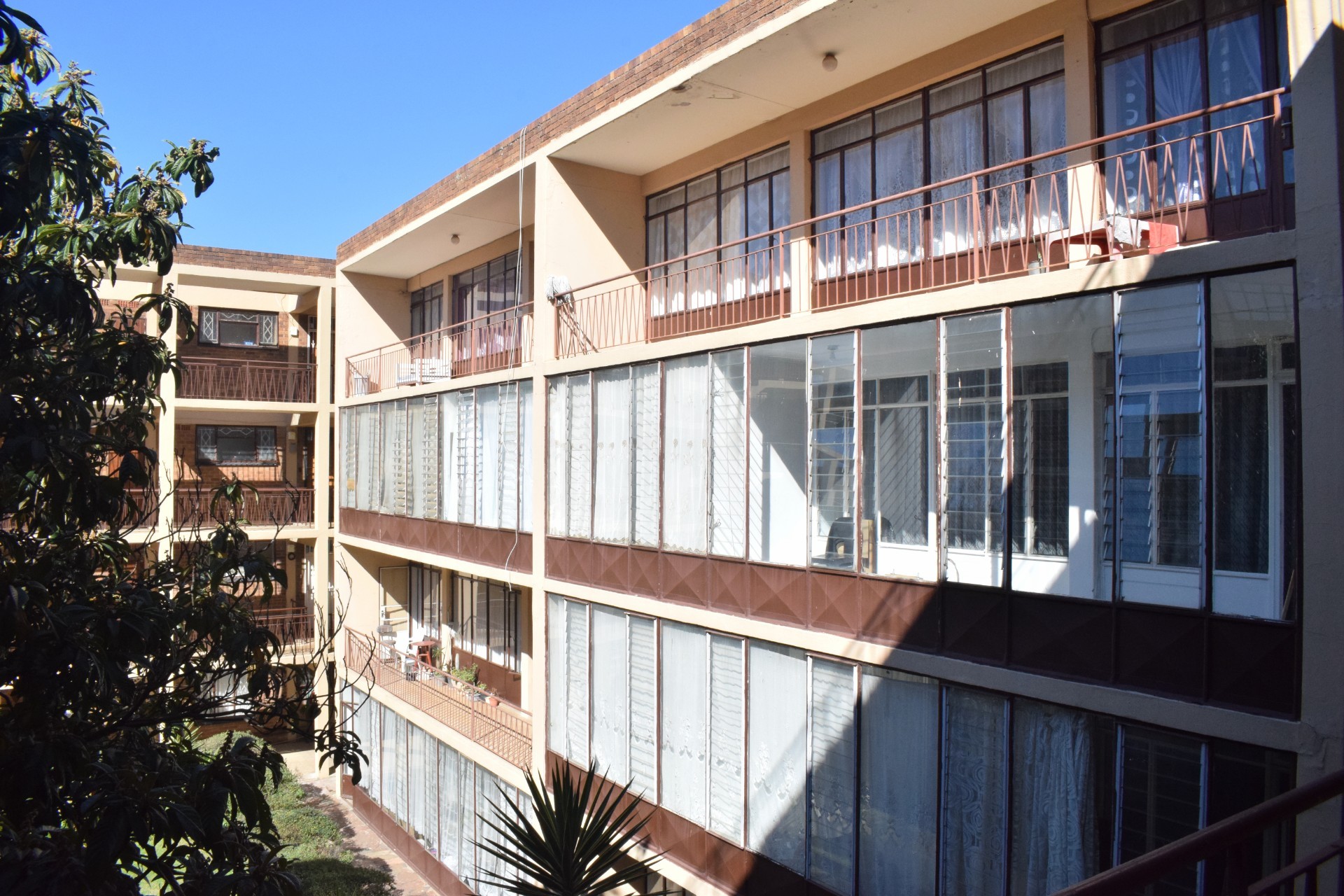 Large 2 Bedroom 1 Bathroom Apartment For Sale in Florida, Roodepoort