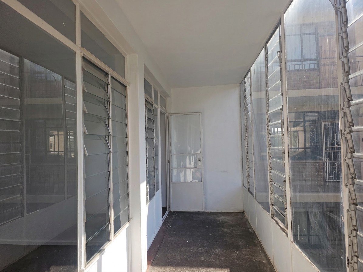 Large 2 Bedroom 1 Bathroom Apartment For Sale in Florida, Roodepoort
