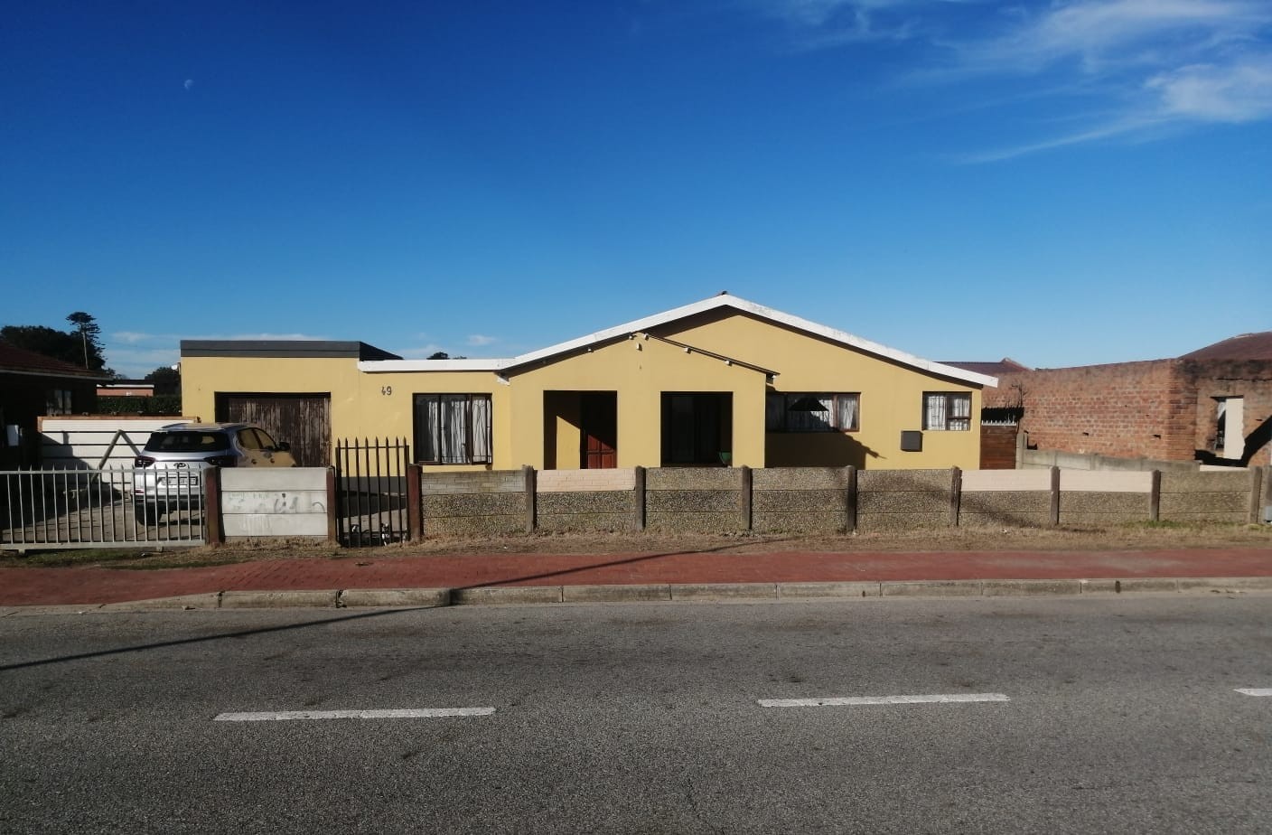 3BEDROOM, 2 BATHROOM FIXER-UPPER IN PACALTSDORP FOR SALE